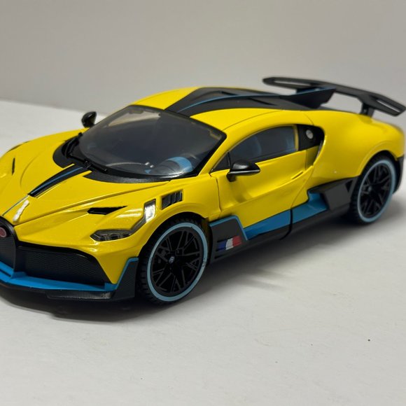 1:18 Bugatti Divo Metal Diecast With LED headlight & Taillight Yellow - Picture 2 of 8